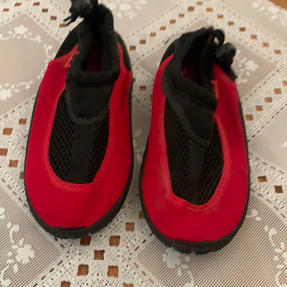 TRU-FIT SZ 11-12 RED BLACK WATER SHOES. PREOWNED